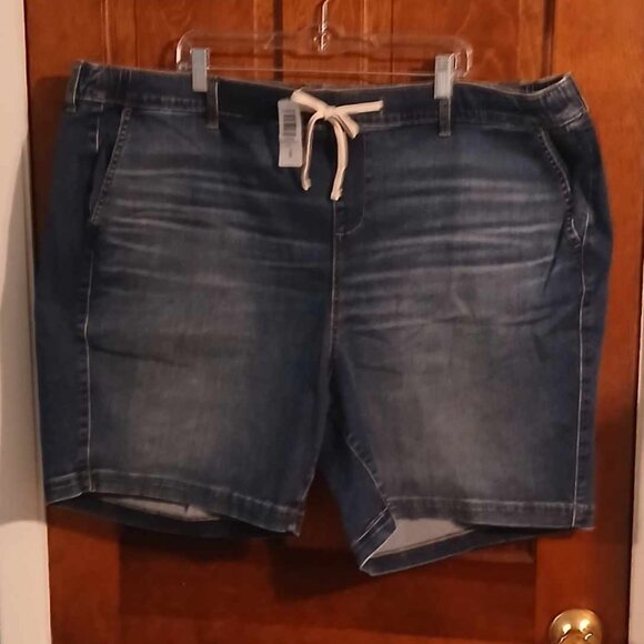 Torrid Lot of 2 Bermuda Pull-On Shorts - Size 28 (5X) (Dark Blue & Khaki) - Picture 9 of 13